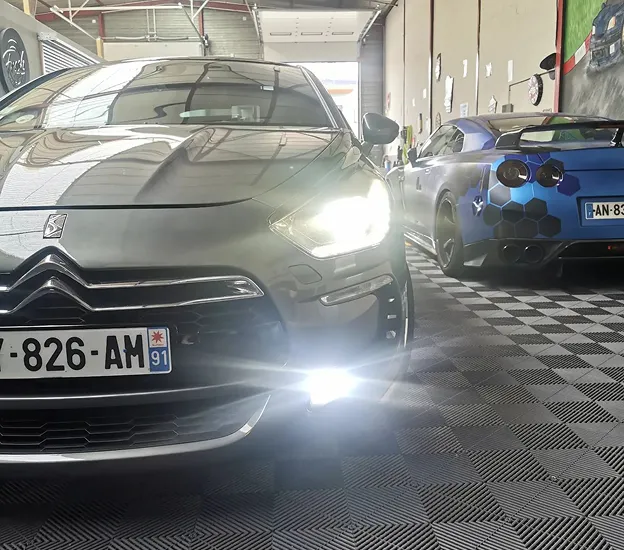 voiture avec phares led à  Herblay près d'Argenteuil dans le Val-d’Oise 95